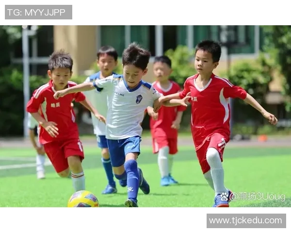 带儿子一起追梦的足球明星们在绿茵场上的亲子时光